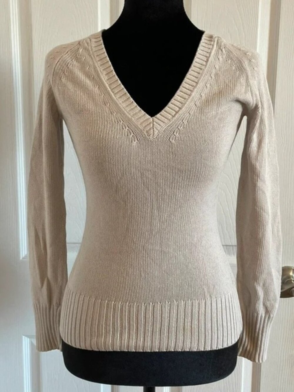 Club Monaco Women’s Beige V-Neck Knit Sweater XS